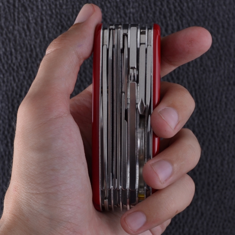 Ніж складаний, мультитул Victorinox Swisschamp (91мм, 33 функції), червоний 1.6795